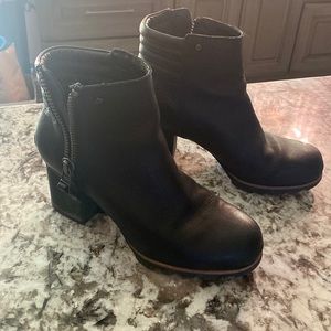 Sorel addington ankle booties in black.  Size 8.5